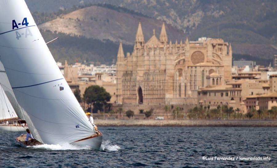 Das Bild oben zeigt den 8-Meter-Klassiker DELPHIS, der die XXII. Regata Illes Balears 2016 in Palma de Mallorca, Spanien, gewann. Martin Billoch's Segel wurden in unserer Loft in Kemah mit traditionell gewebtem Polyestertuch (Dacron) hergestellt.