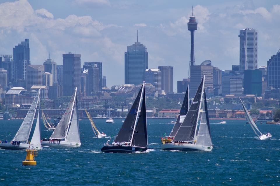 TRIPLE LINDY (dunkelblauer Rumpf) führt ihre Klasse kurz nach dem Start des Sydney Hobart Race 2017 an - Foto: Duff Paisley.