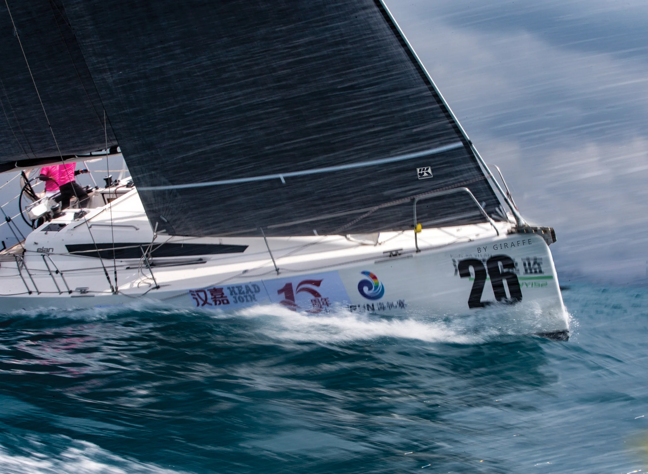 Uni-Titanium with Lite Skin gives sails a dark grey appearance and great durability.