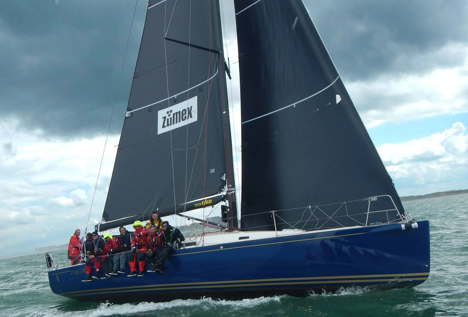 A J/122 with Uni-Titanium Lite Skin sails.