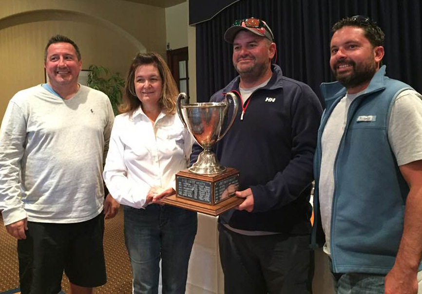 Doug Weakley und seine Crew mit dem Heritage Cup, der an die Sieger des Texas J/22 Circuit verliehen wird.