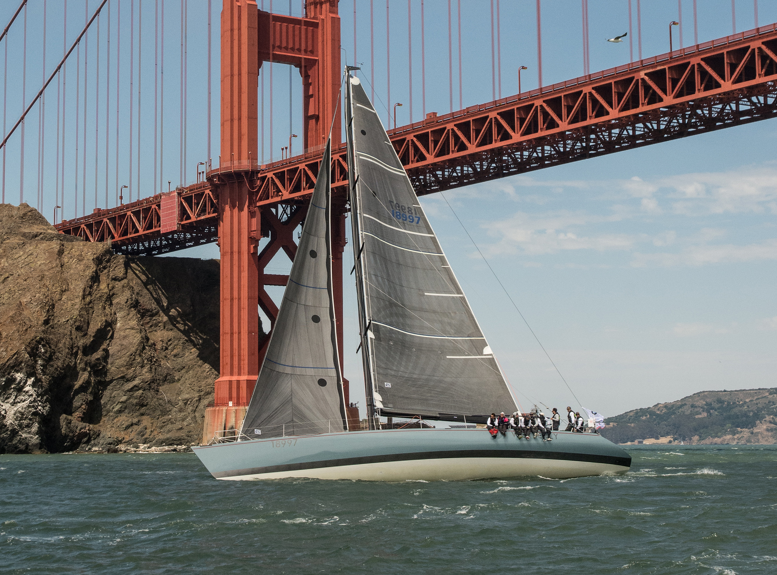 Die Santa Cruz 70 WESTERLY von Stuart und Joy Dahlgren verlässt die Bucht von San Francisco zu Beginn des Pacific Cup 2018.