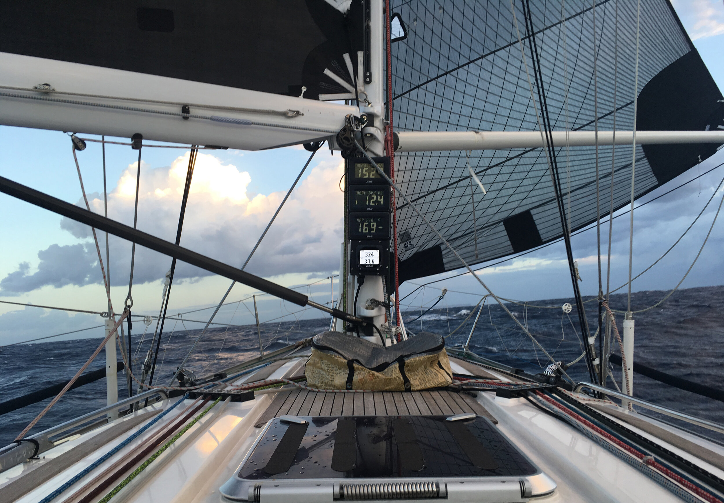 Joe Mele's Swan 44 TRIPLE LINDY segelt beim Middle Sea Race 2017 genau vor dem Wind. Die Instrumente zeigen an:  Steuerkurs: 152° Bootsgeschwindigkeit: 12,4 Knoten Scheinbarer Windwinkel: 169° Wahre Windrichtung: 324° Wahre Windgeschwindigkeit: 31,6 Knoten