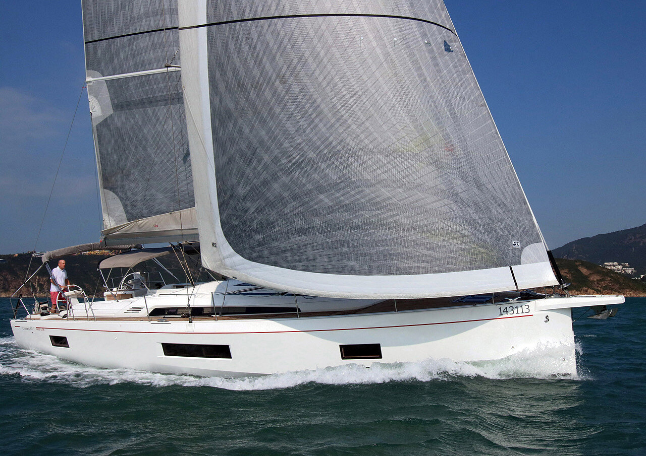 Beneteau Oceanis 51 showing a grey taffeta on both sides of the sail.
