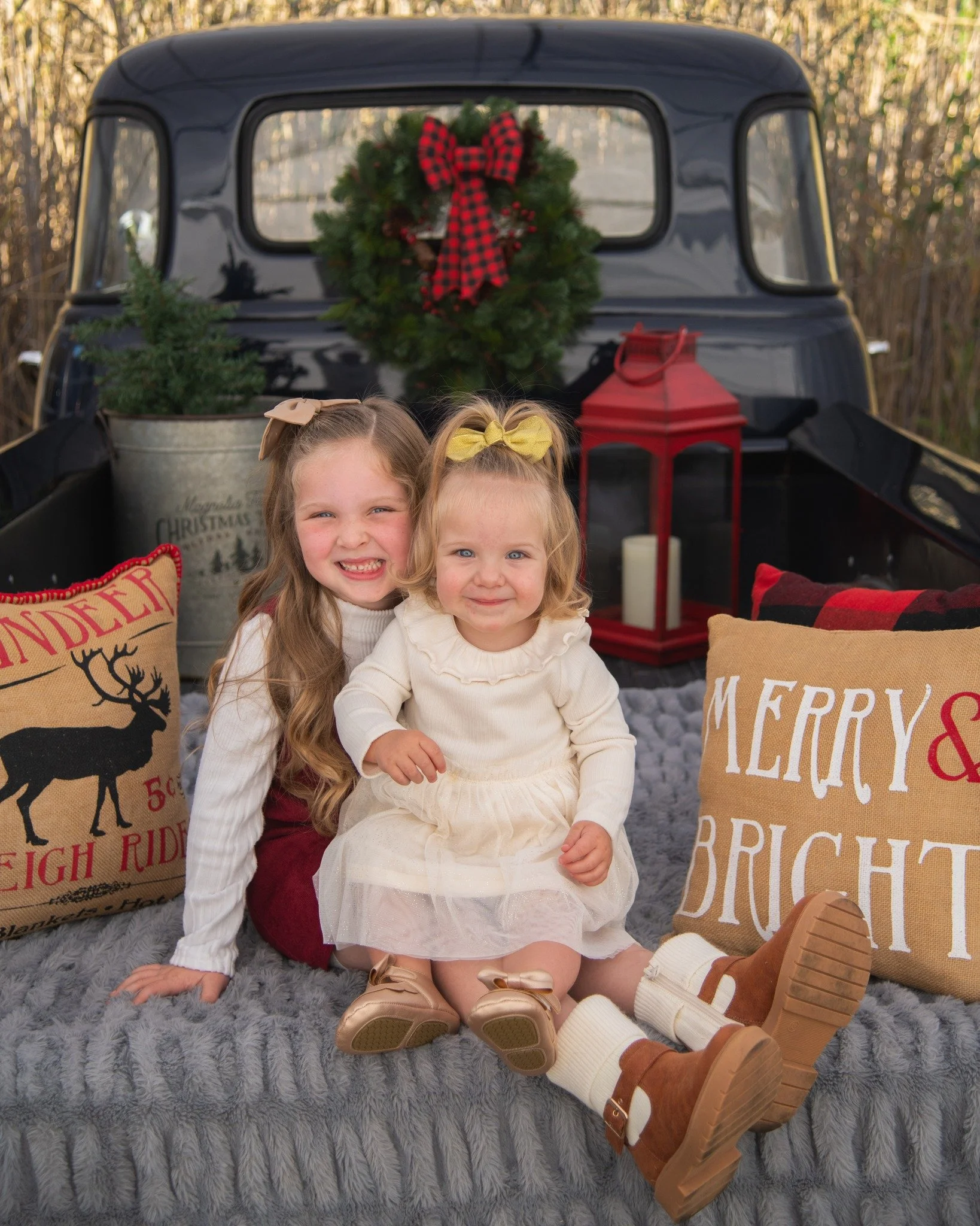 There&rsquo;s just something so magical about Christmas photos&hellip; especially when they involve a 1950 Chevy pickup truck all decked out for the holidays! 🎄🛻✨

Our Vintage Truck Christmas Minis are the perfect mix of festive, cozy, and FUN and 
