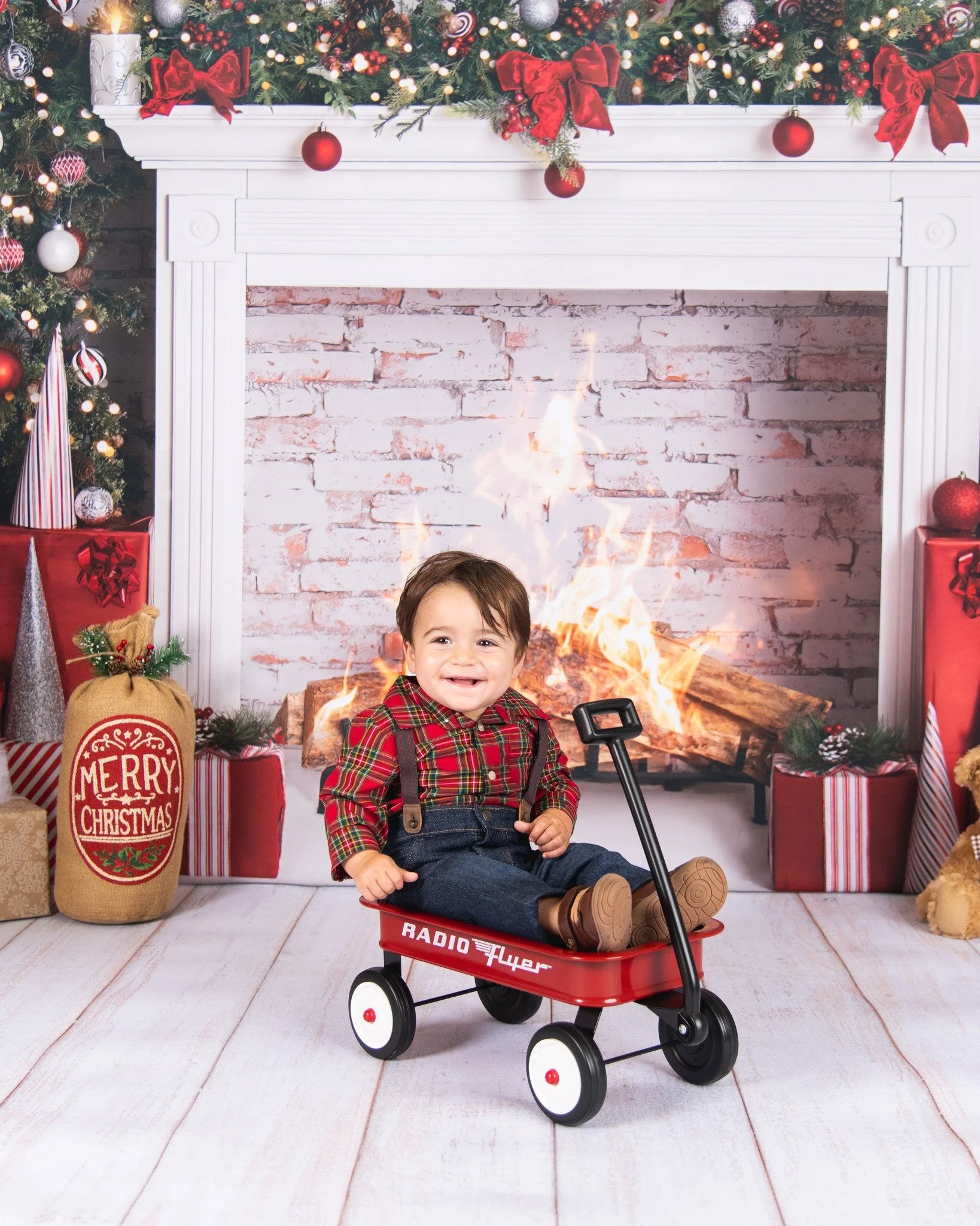 How cute is this little guy?! 🥹🎄❤️

Our Holiday Indoor Minis are the perfect option for a warm &amp; cozy Christmas session this year! Whether you bring the whole family, just the kiddos, or your favorite person, this adorable indoor setup is the p