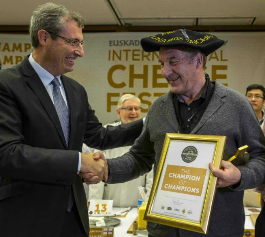 (L to R) Markel Olano Arrese, general deputy of Gipuzkoa, presenting the World Cheese Awards Champion of Champions trophy to Ingulf Galaaen, Norwegian cheesemaker from Røros, who accepted the award on Tingvollost’s behalf.