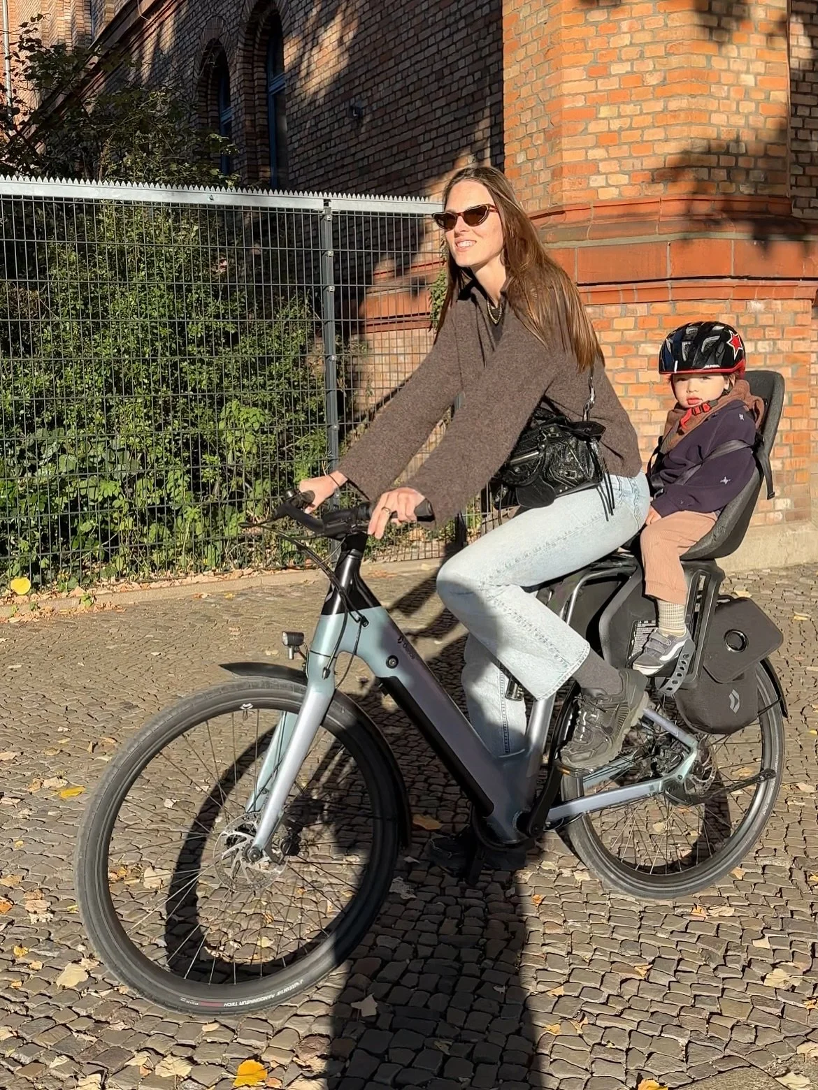 Berlin guide for parents on wheels! Brought to you by @danceofficial 🚲 

1.Polina and Ziggy cruising Berlin
2.,3. world famous @anneliesberlin pancakes
4.,5.,6. Tempelhofer Felt during kite festival
7.,8.,9. @voostore great for dads drinking coffee 