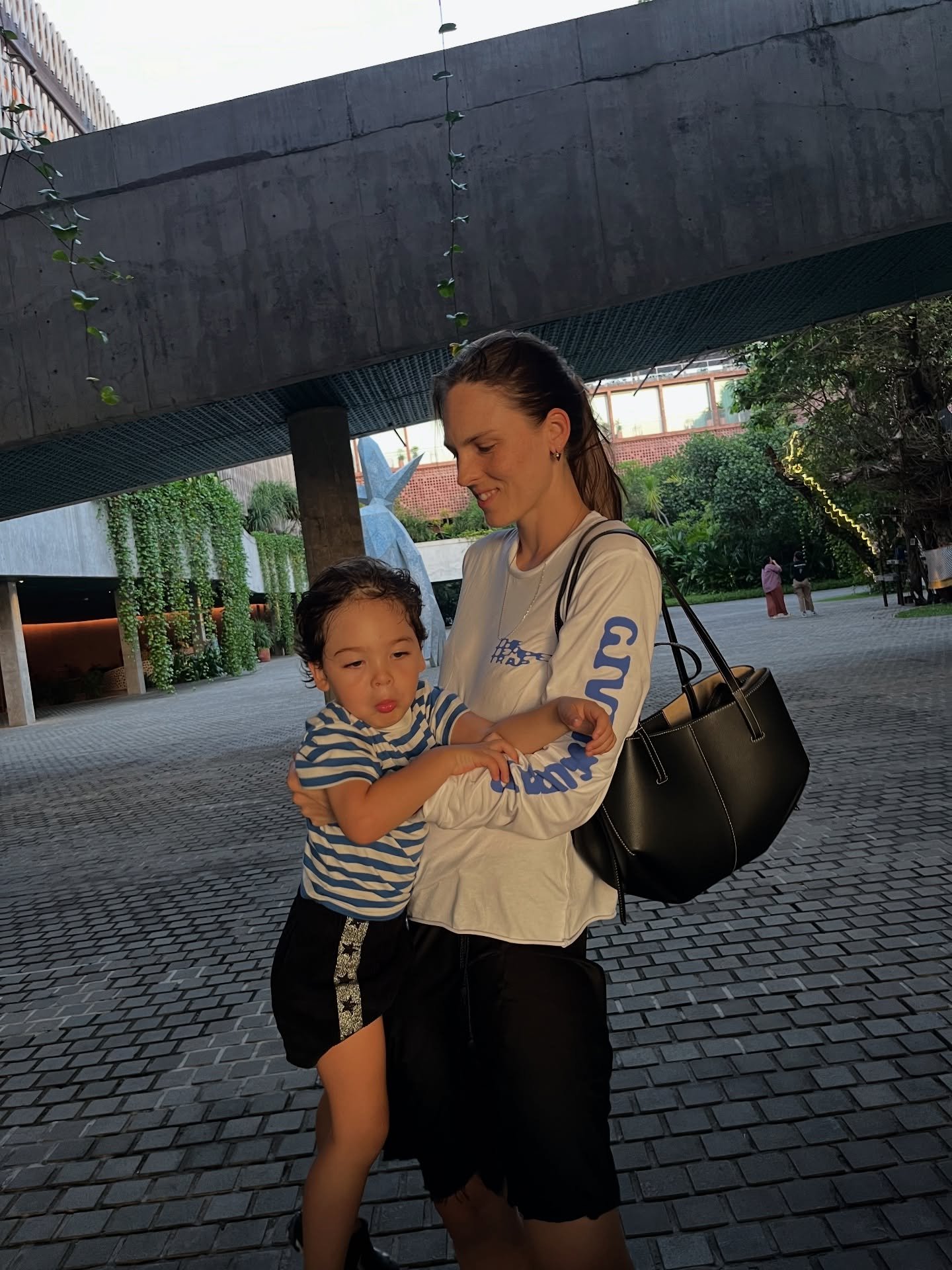 The season to be jolly 🎄 
1 Pre Xmas outing, with my *chefs kiss* @polene_paris bag 
2 Mini tree, and humble gifts. Thoughtful, not over indulgent
3 Home made Sate Babi for Christmas Eve 
4 Calling home to Babushka 
5 How cute is this Barbie tree 
6