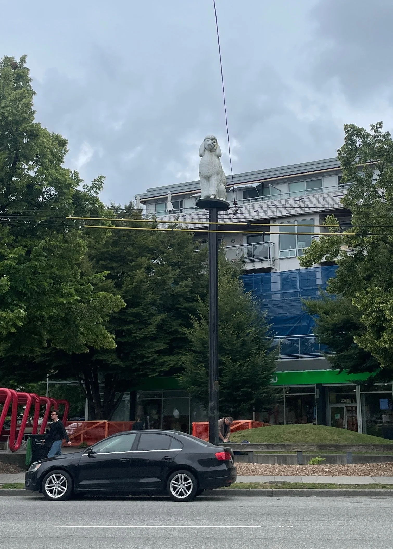  Sun Hop Park: big white poodle sculpture on a tall pillar 