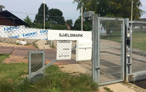 Guided tour to deportation center Sjælsmark for interns and volunteers