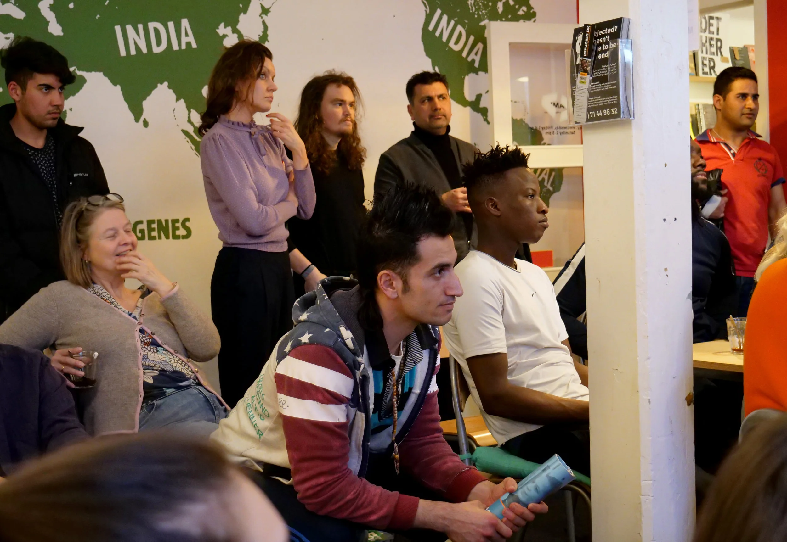 Big house meeting about how to better coordinate volunteer help and aid in Sjælsmark