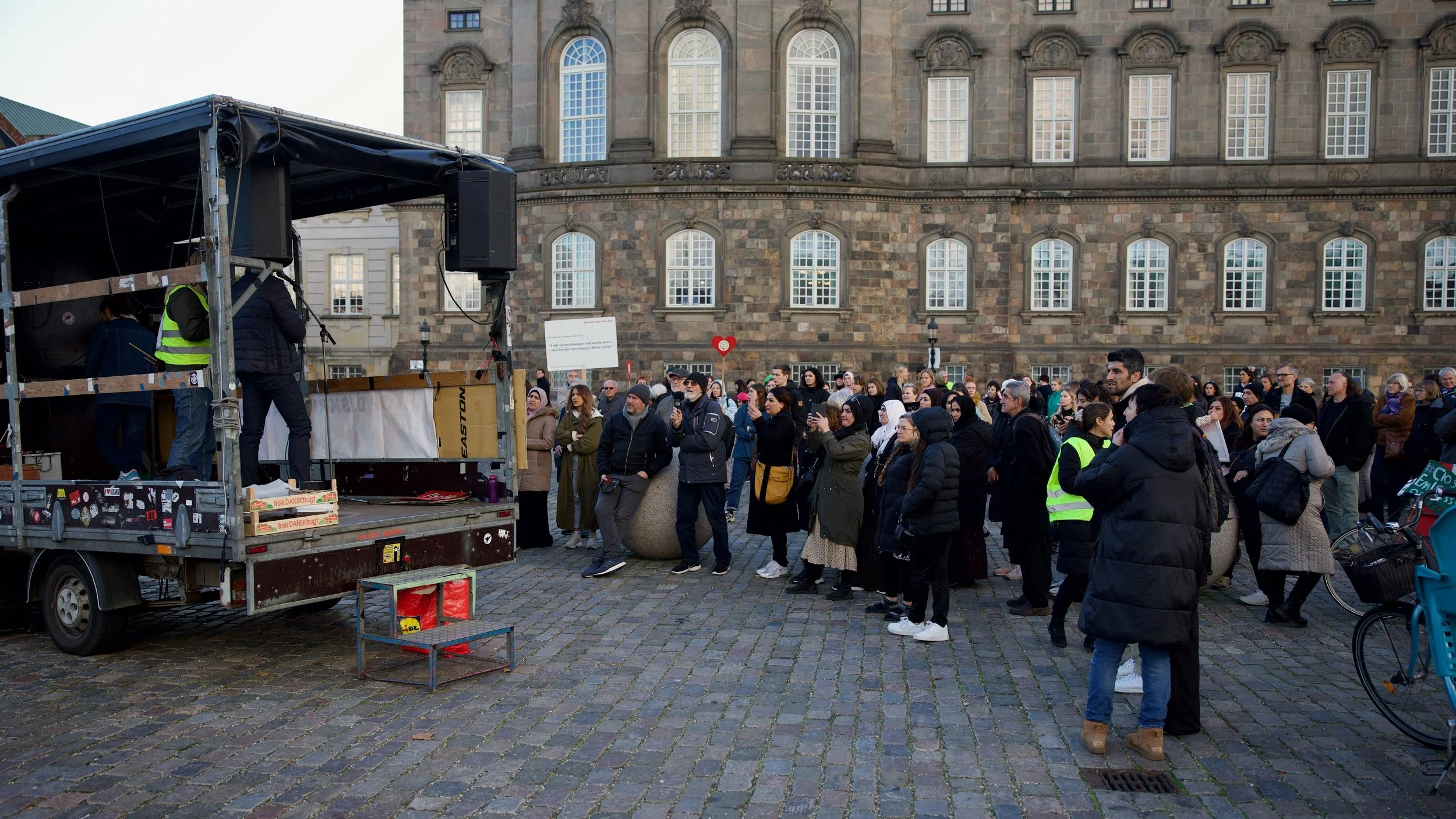 Demo: Asylum now for stateless refugees!