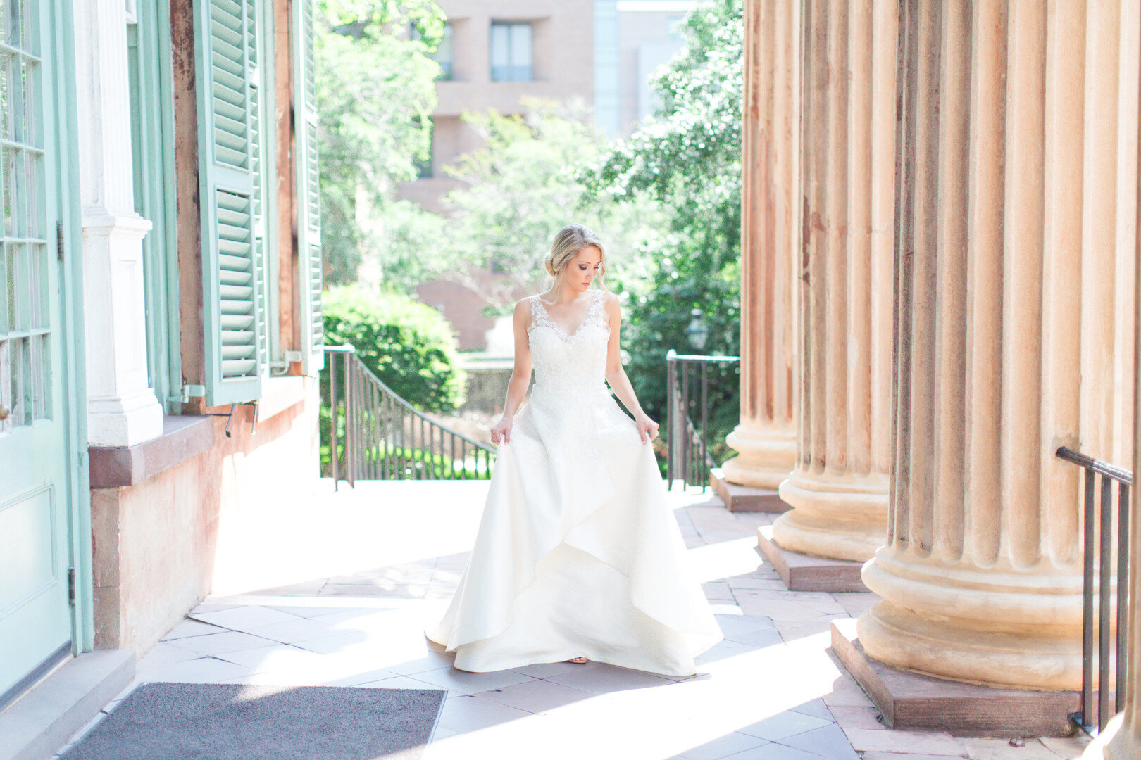 Historic Charleston Southern Bridal Portraits_Laura & Rachel Photography_Final0098_big.jpg