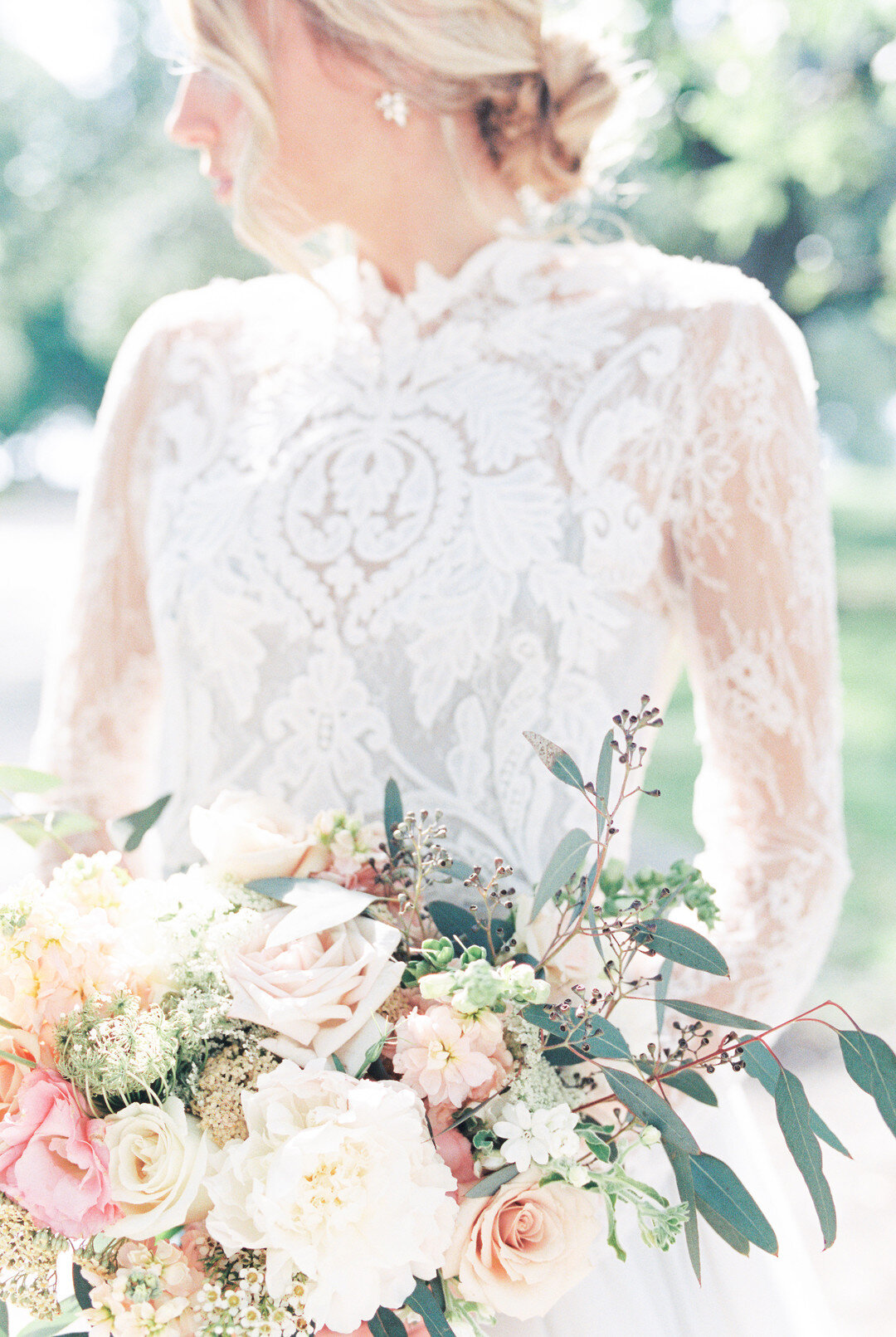 Historic Charleston Southern Bridal Portraits_Laura & Rachel Photography_Final0004_big.jpg