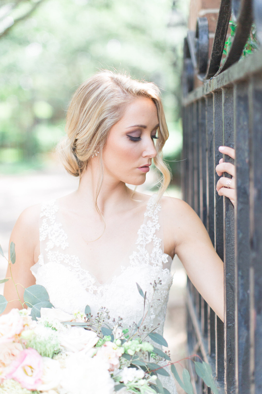 Historic Charleston Southern Bridal Portraits_Laura & Rachel Photography_Final0068_big.jpg