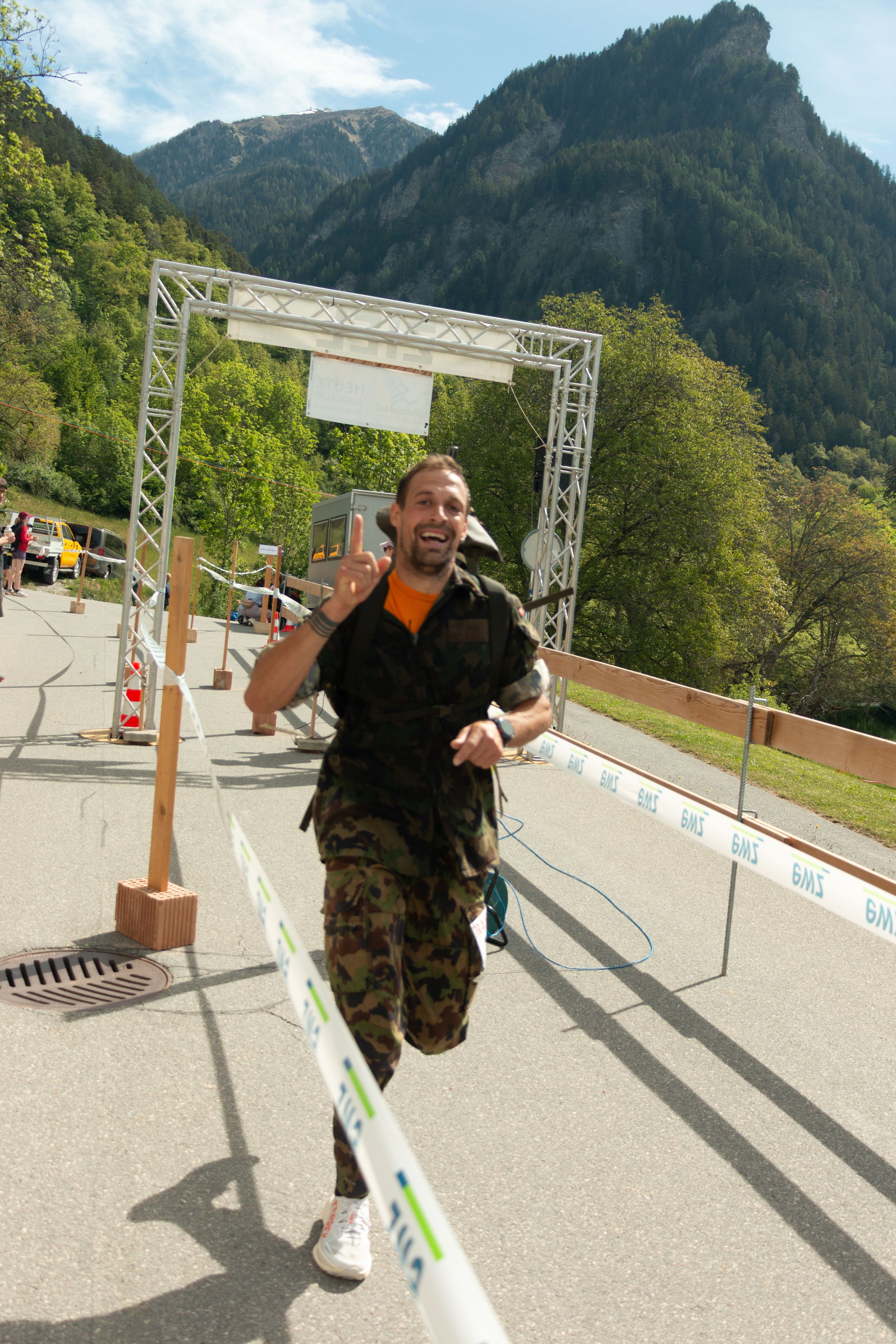 Der erstplatzierte Waffenläufer beim Zieleinlauf Markus Küng.jpg