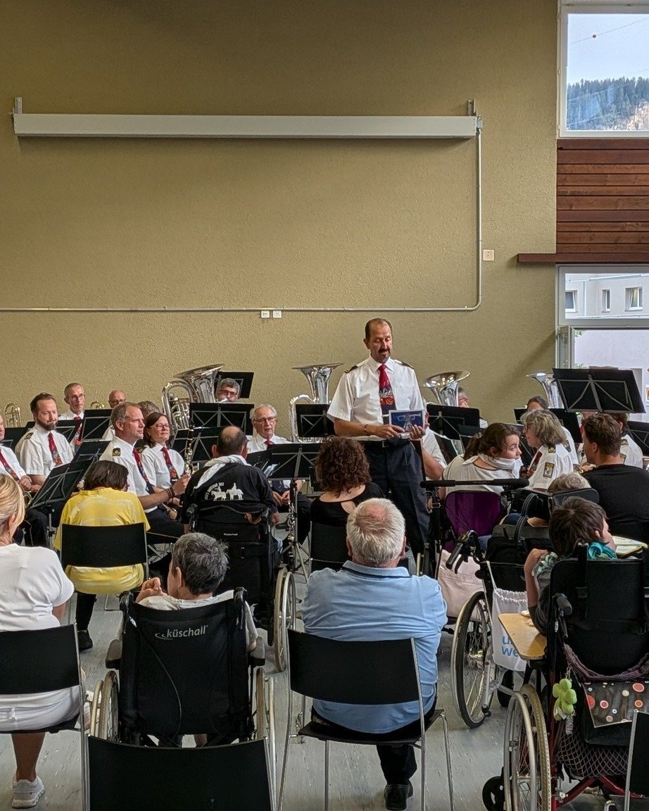 Trotz regnerischem Wetter: beste Stimmung! 
Das Platzkonzert der Polizeimusik Graub&uuml;nden fand auch dieses Jahr in der Turnhalle statt &ndash; und begeisterte auf ganzer Linie. 🎶🎺
Mitreissende Kl&auml;nge sorgten f&uuml;r musikalische H&ouml;he