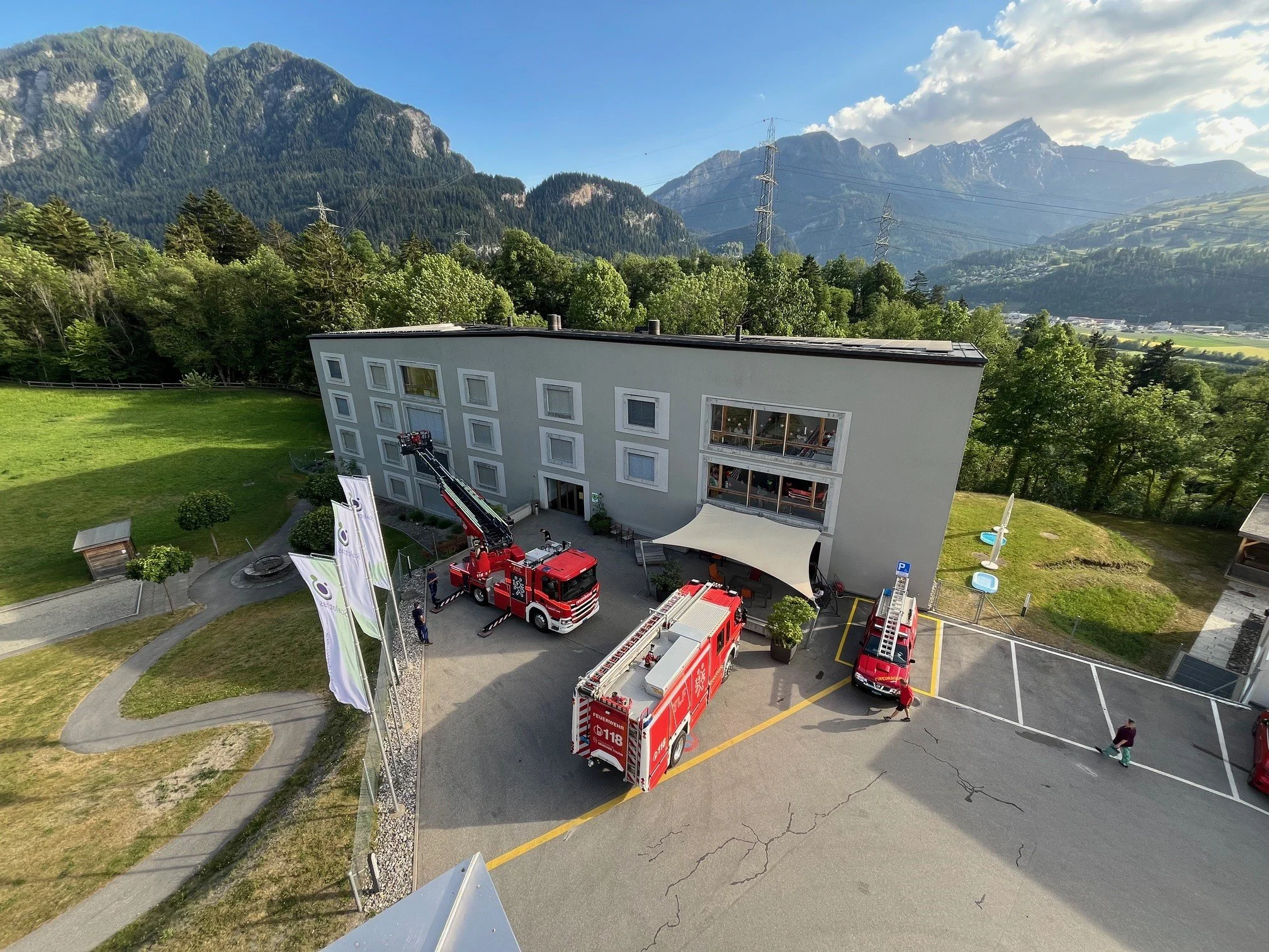 Herzlichen Dank an die @feuerwehr_thusis. Wir durften die Schadenplatzorganisation vor Ort live miterleben &ndash; eine sehr wertvolle &Uuml;bung, um f&uuml;r den Ernstfall bestens vorbereitet zu sein. 🚒

#feuerwehr #thusis #domleschg #stiftungscalo