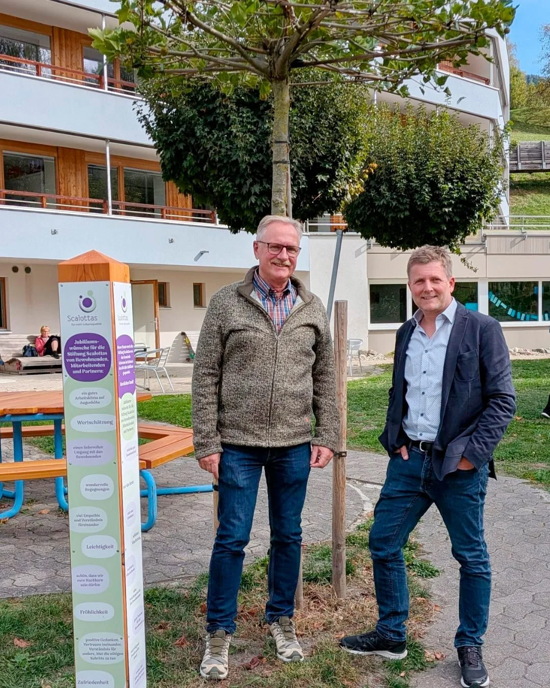 🌳 Ein Baum f&uuml;r die Zukunft, ein Zeichen der Verbundenheit
Im Herbst 2025 haben wir anl&auml;sslich des 60-j&auml;hrigen Bestehens der Stiftung Scalottas gemeinsam einen Baum gepflanzt. Dabei wurden auch zahlreiche Ideen, Hoffnungen und W&uuml;n