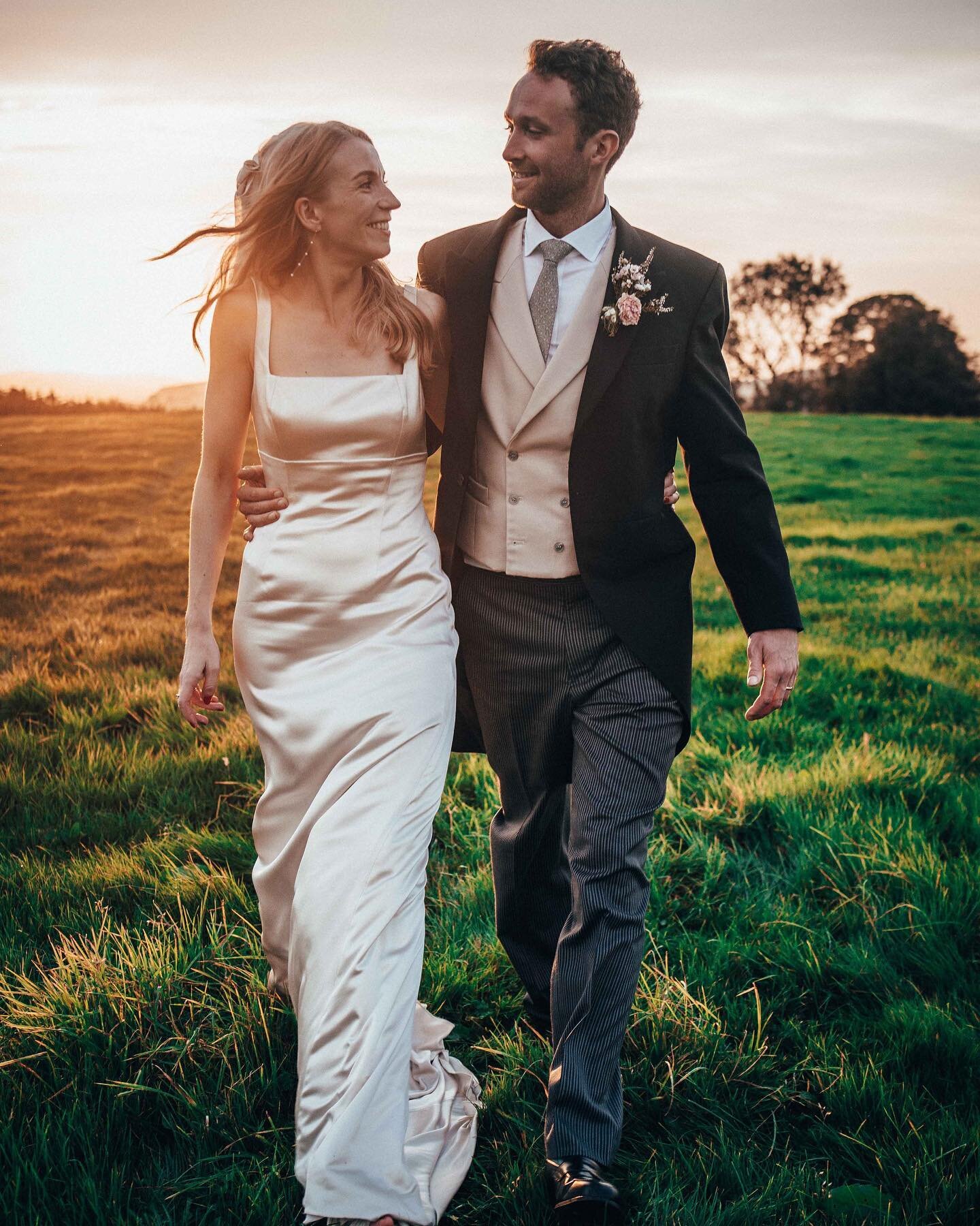 Abi &amp; George 

A stunning sunset to end the day 

Flowers- Luna Bloom
Dress - bespoke design made by Blake Ida
Head pieces - Lucy Brice Millinery
Linen - Northfields Linen
Hair: Vicky M Hair Stylist
Makeup: @sarahsevernmakeup