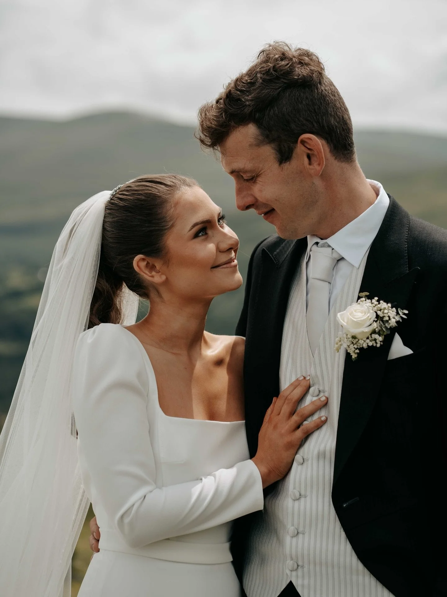 Elin &amp; Thomas 

@annabaxtermakeupartistry
@ypdws.elinwyn.bridalhair 
Marquee:  @showsystemsmarquees 
Flowers: @annewhysallflorists