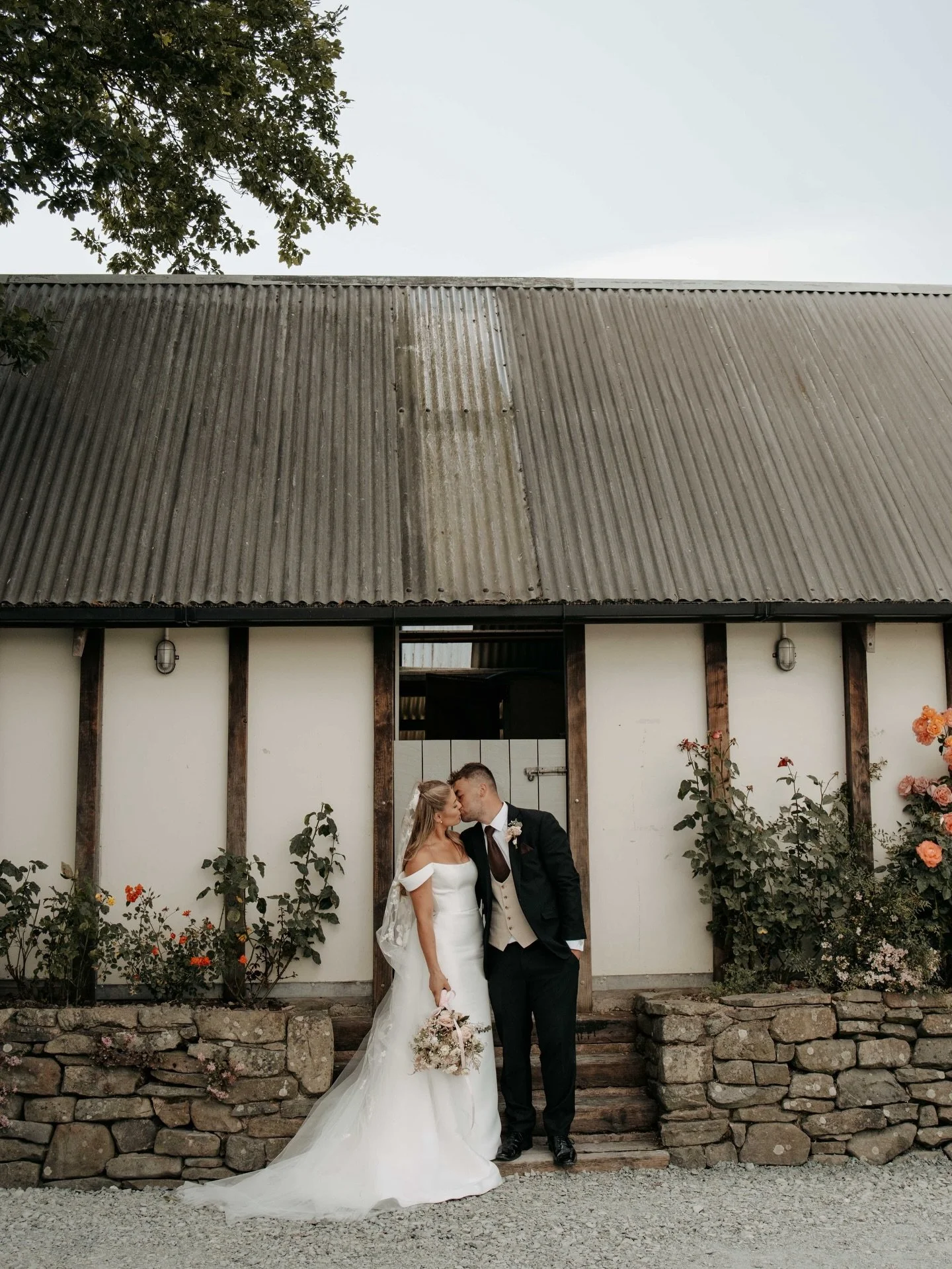 India &amp; Jack 

Part 1

Hair: Hair by @hair_by_jemma_james , Hair by @hairbymennamills 
Makeup: @yasminjmakeup @makeupbynickymorris 
Suits: @mid_wales_suit_hire 
Flowers: @thelongmountainflowercompany 
Marquee: @accasionmarquees