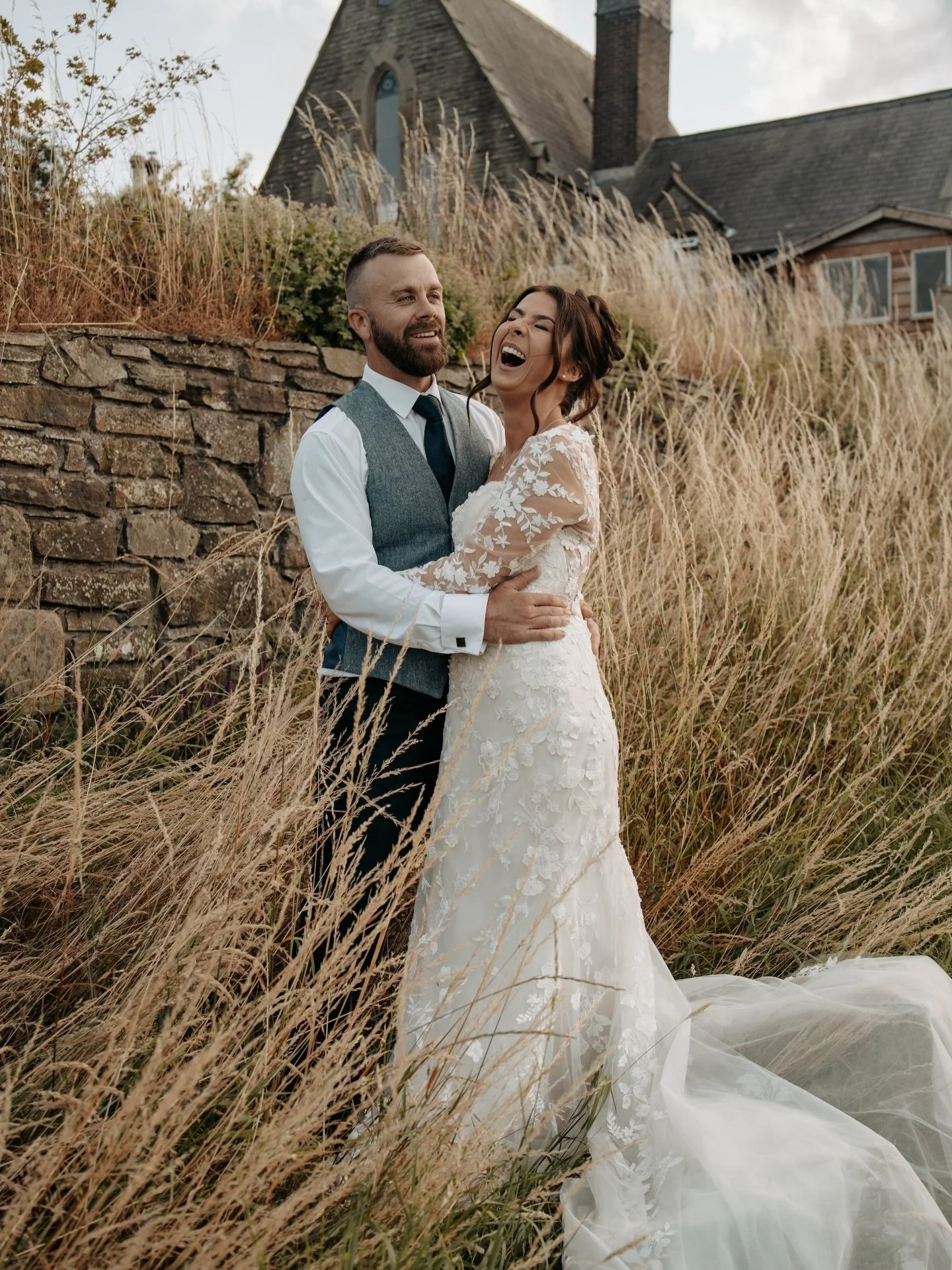 Katy &amp; Danny 

Dress - @jessicasbrides 
Hair - @hair_by_niaelen 
Make up - @makeupbynickymorris Jade tanner 
Flowers - @tmsevents 
Suits - midwales suit hire
Marquee - muddy boots 
Bar - Olive bars 
Catering - Hughes catering 
Dj - evolution ente