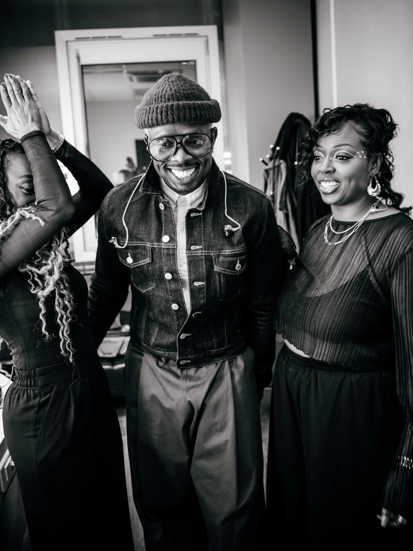 @willbrownsworld @angelsilveramusic &amp; @desri_7 before their performance @taratataofficiel 🔥🔥