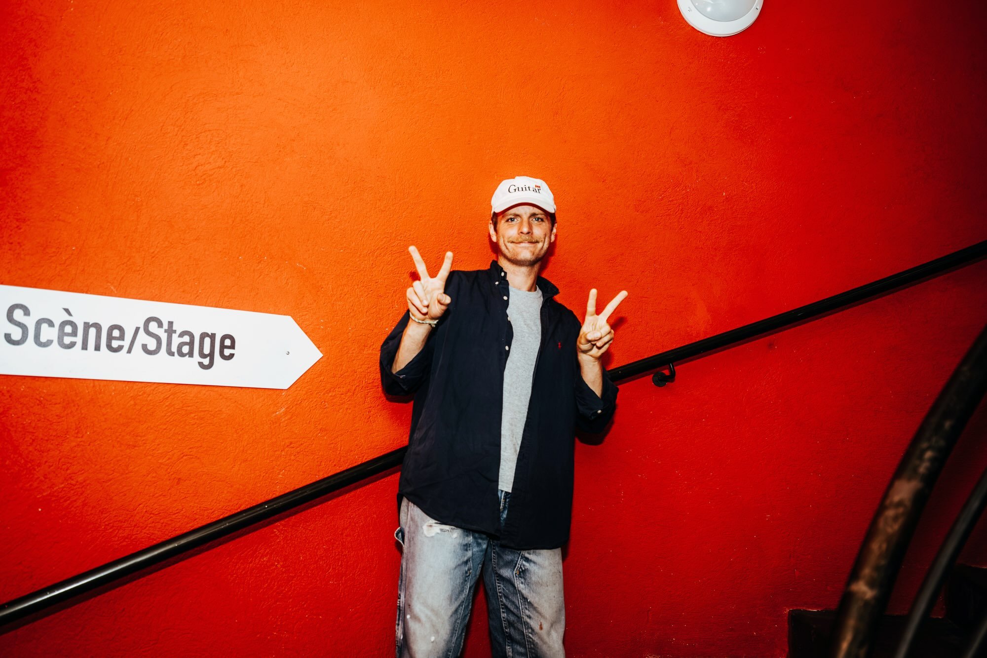 So nice to see Mac DeMarco selling out in Marseille for two nights in a row! 🫶 Such a good feeling seeing all the love for his music down here 🫶💌❤️Thanks to him for being down to shoot some quick portraits and to his team for sorting out my access