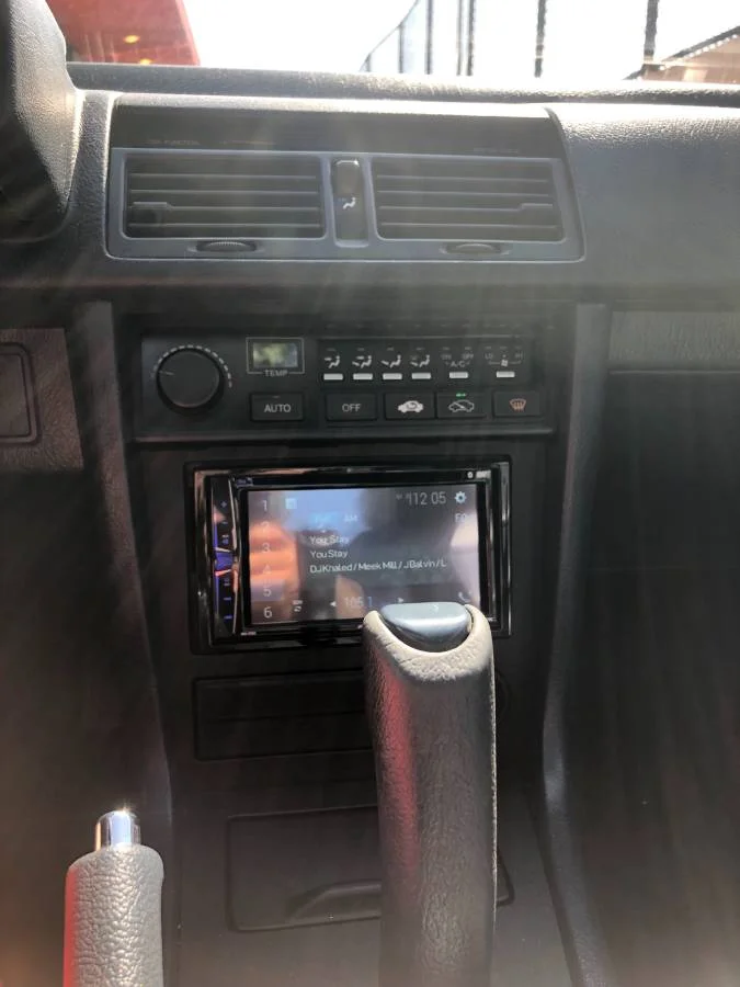 Modern sound system. Don’t know much about these but I can garuntee that the UI is better than a 11 year old Mercedes. WE DA BEST.
