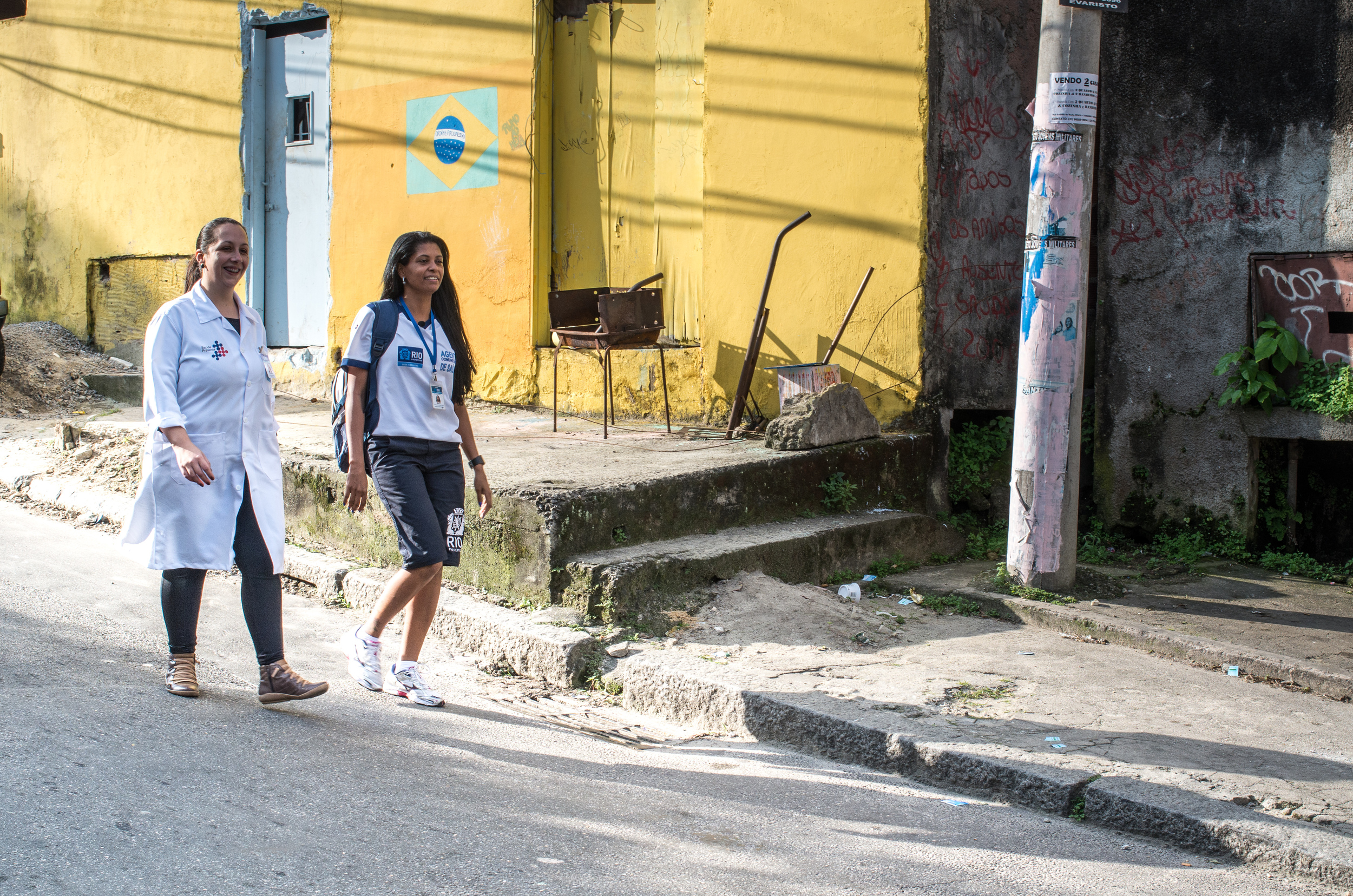 Health agents walk from house to house, collecting and providing informations, delivering supplies and examining patients' health status.