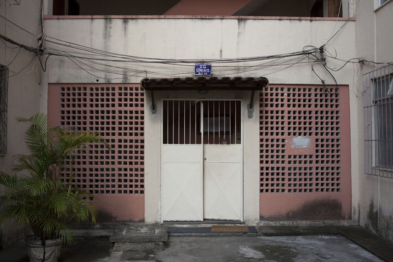 Iara, age 57, lives in São Gonçalo, Rio de Janeiro. She is a Hepatitis C patient who previously suffered from the side effects of the interferon treatment. 