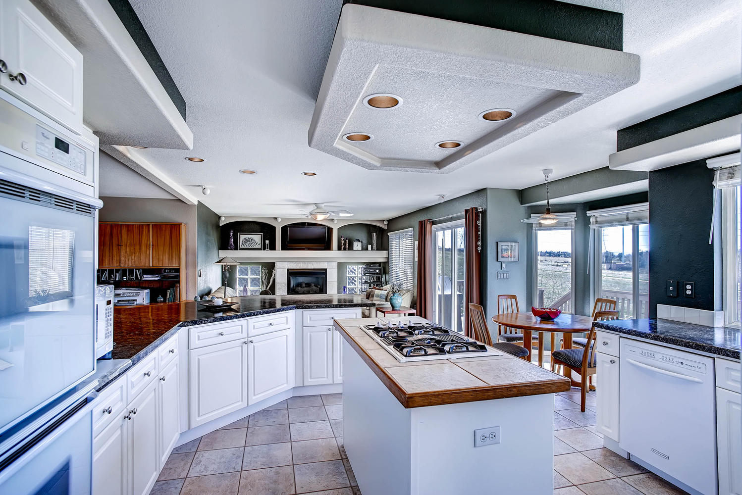 3338 Oak Leaf Place Highlands-large-012-Kitchen-1498x1000-72dpi.jpg