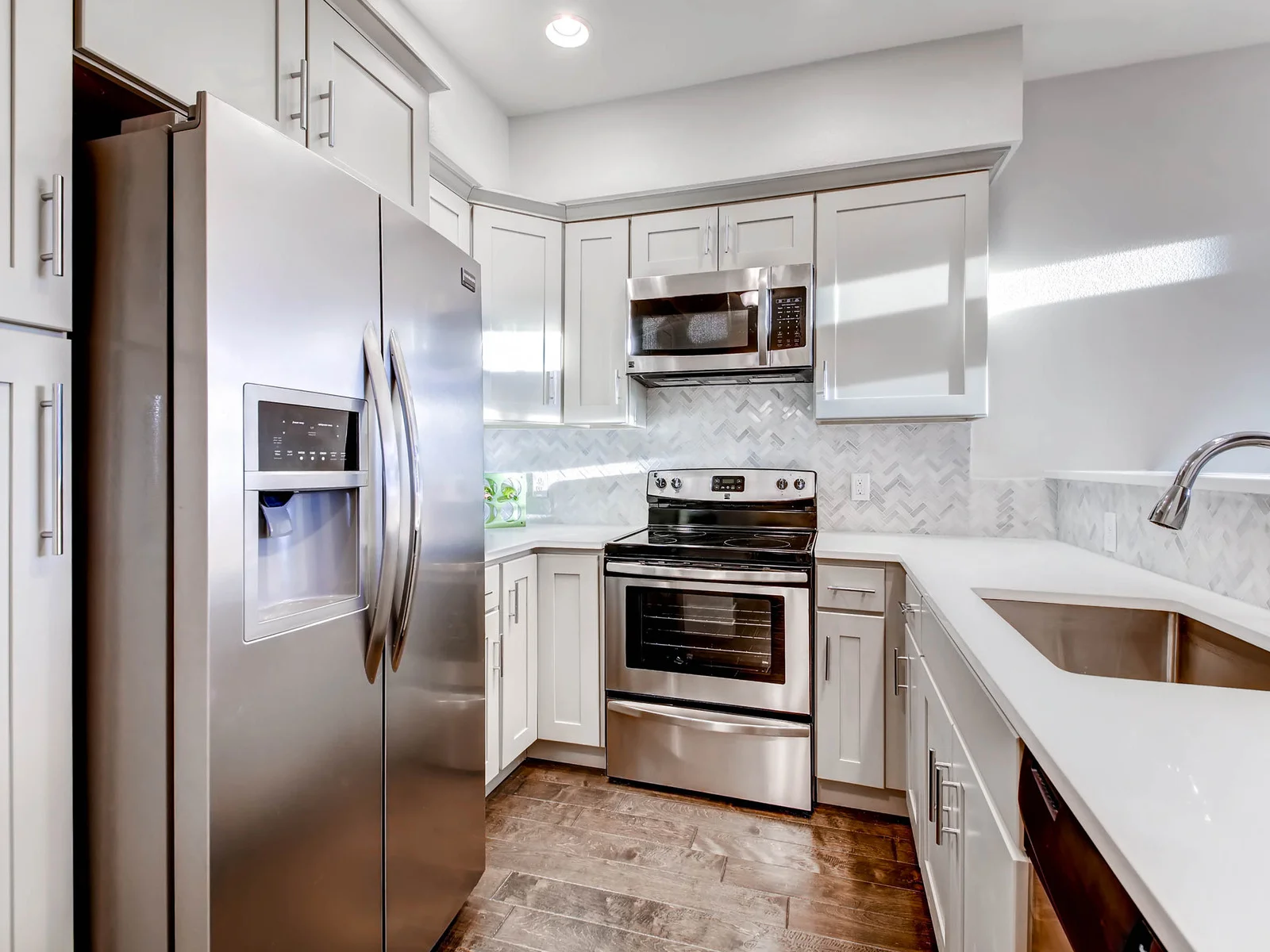 2896 W Long Circle Unit B-MLS_Size-007-4-Kitchen-1600x1200-72dpi.jpg