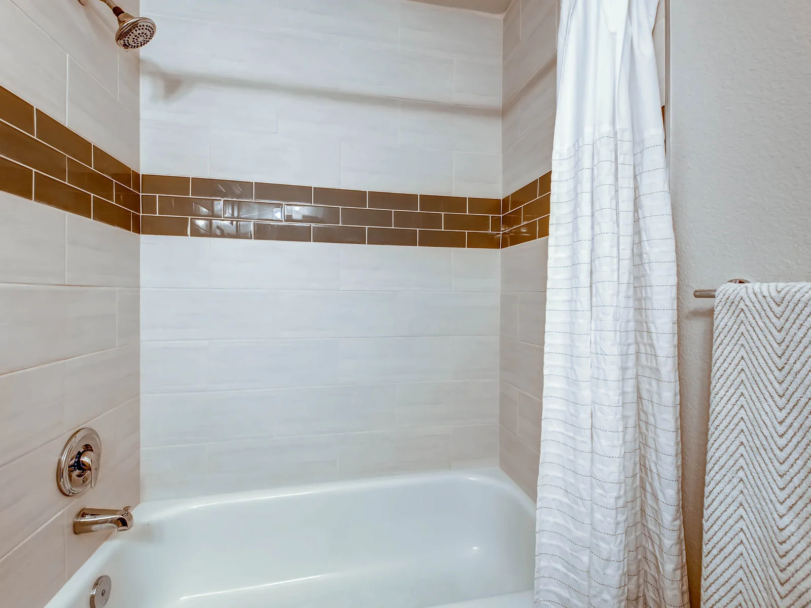 2896 W Long Circle Unit B-MLS_Size-017-17-2nd Floor Bathroom-1600x1200-72dpi.jpg