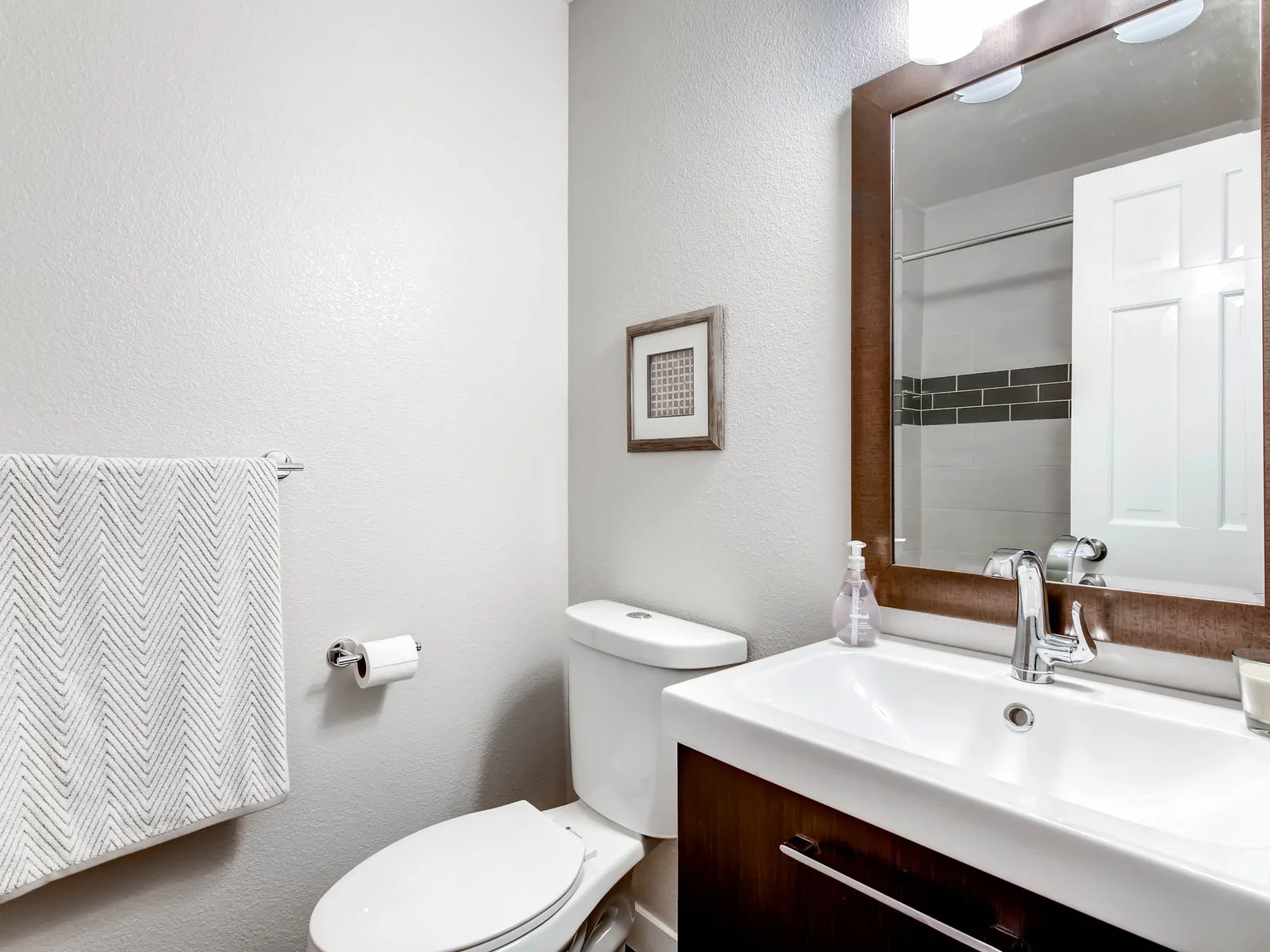 2896 W Long Circle Unit B-MLS_Size-016-26-2nd Floor Bathroom-1600x1200-72dpi.jpg