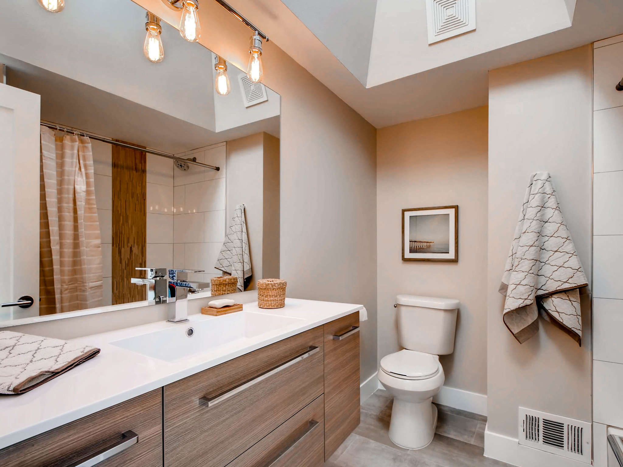 4750 S Mariposa Dr Englewood-MLS_Size-024-22-2nd Floor Bathroom-2048x1536-72dpi.jpg