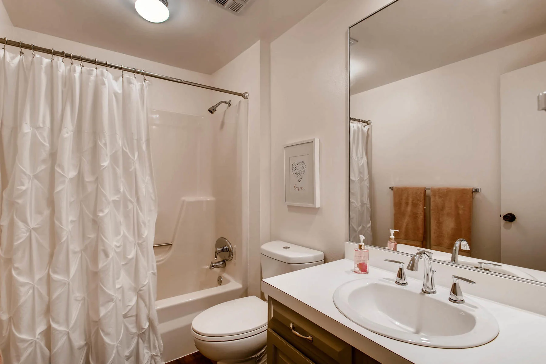 12626 E Bates Cir Aurora CO-MLS_Size-027-17-2nd Floor Bathroom-1800x1200-72dpi.jpg