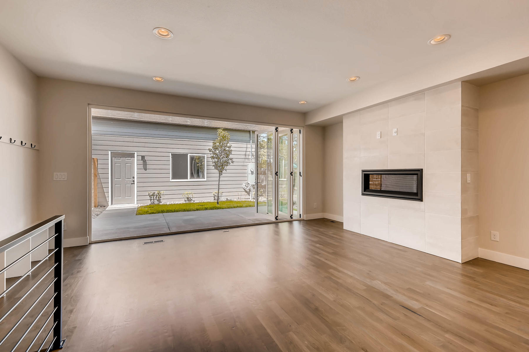2753 S Acoma St Englewood CO-004-5-Living Room-MLS_Size.jpg