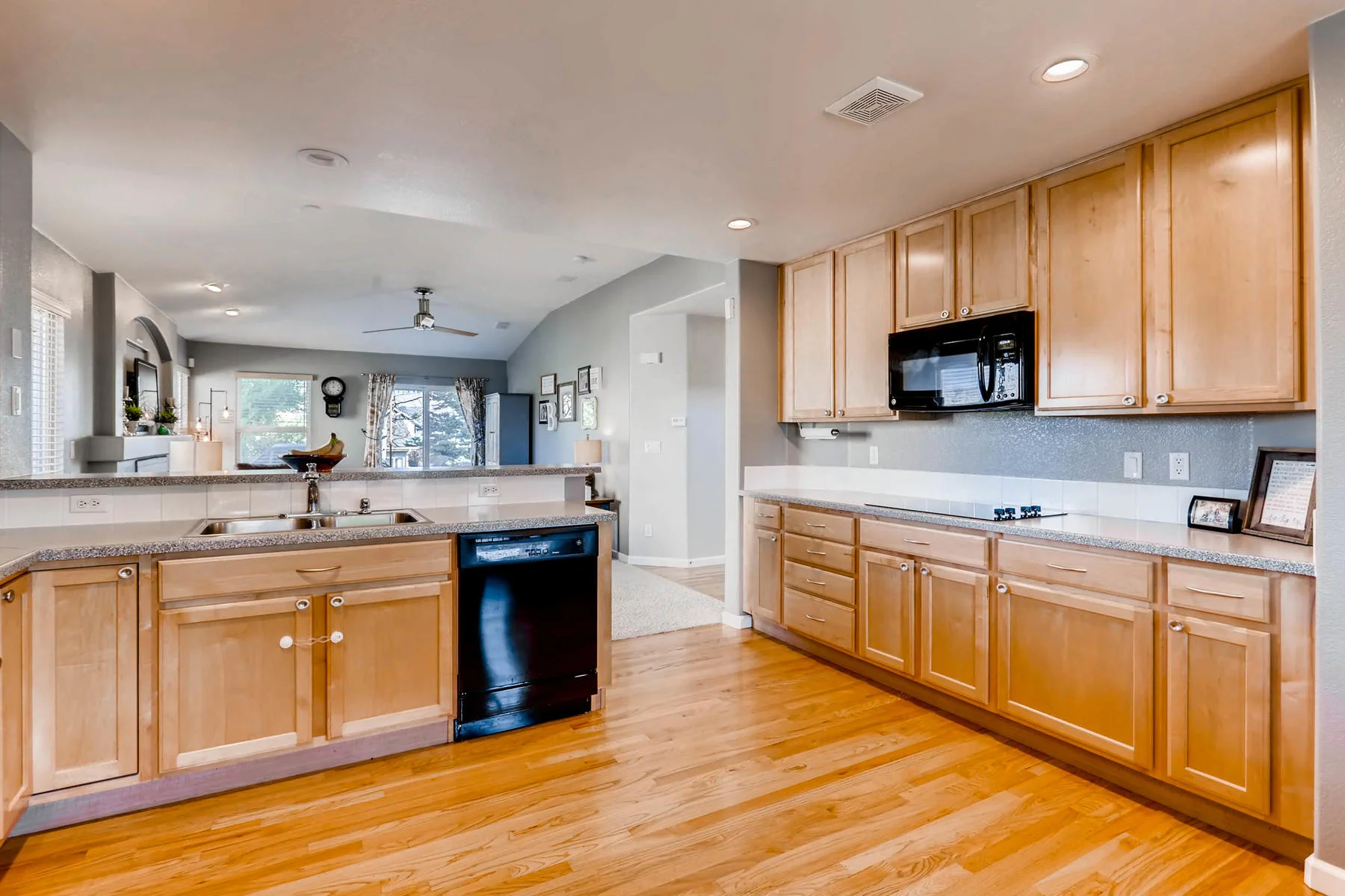 2577 S Flanders Court Aurora-010-5-Kitchen-MLS_Size.jpg