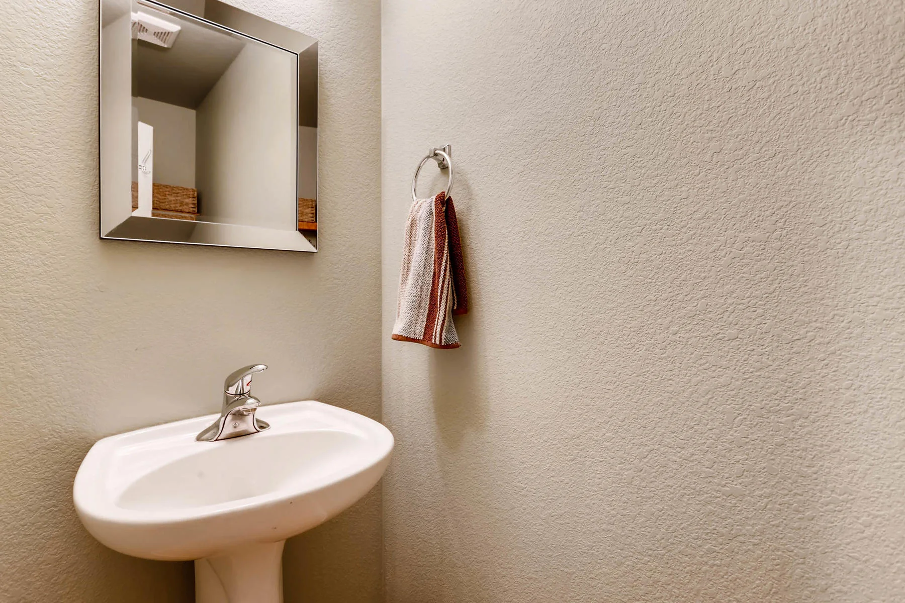2577 S Flanders Court Aurora-011-16-Powder Room-MLS_Size.jpg