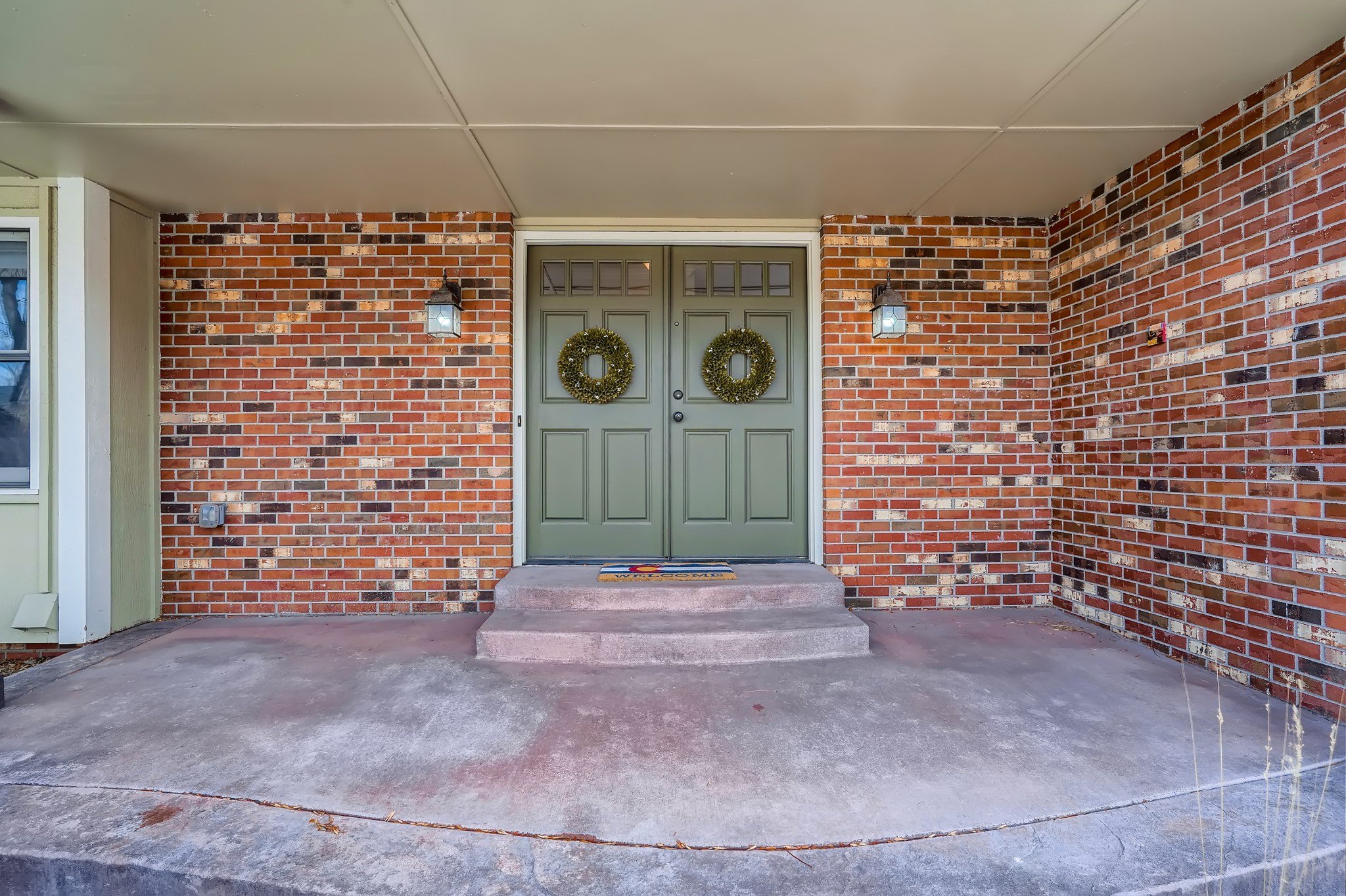 05 Exterior Front Entry.jpg