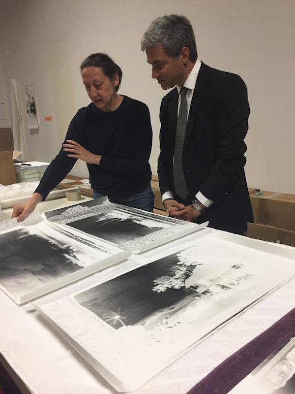 Artist Vera Lutter in her studio at LACMA, with CEO and Wallis Annenberg Director Michael Govan. Image courtesy of LACMA.