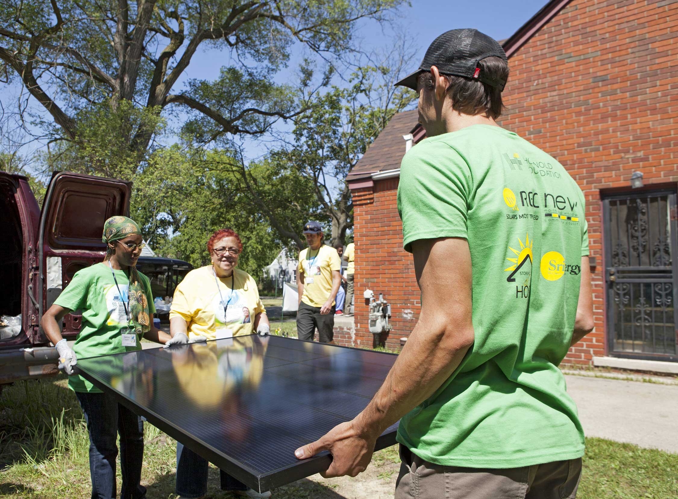  Founder Alex Honnold helps Reverend Ross and volunteers unload solar panels. &nbsp;Photo: Manda Moran  