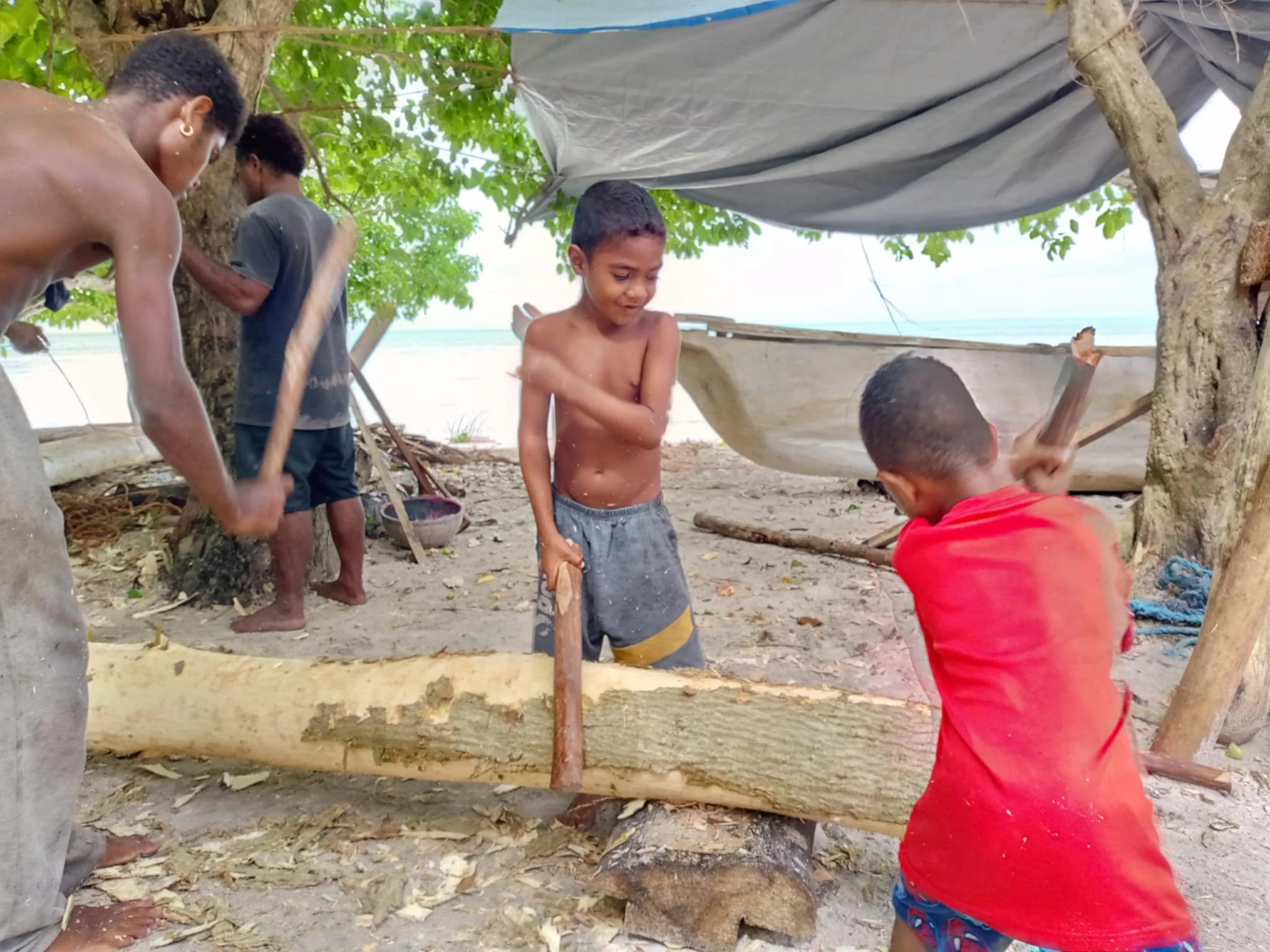 Vaka_Children_removing_bark_of_tree.jpg