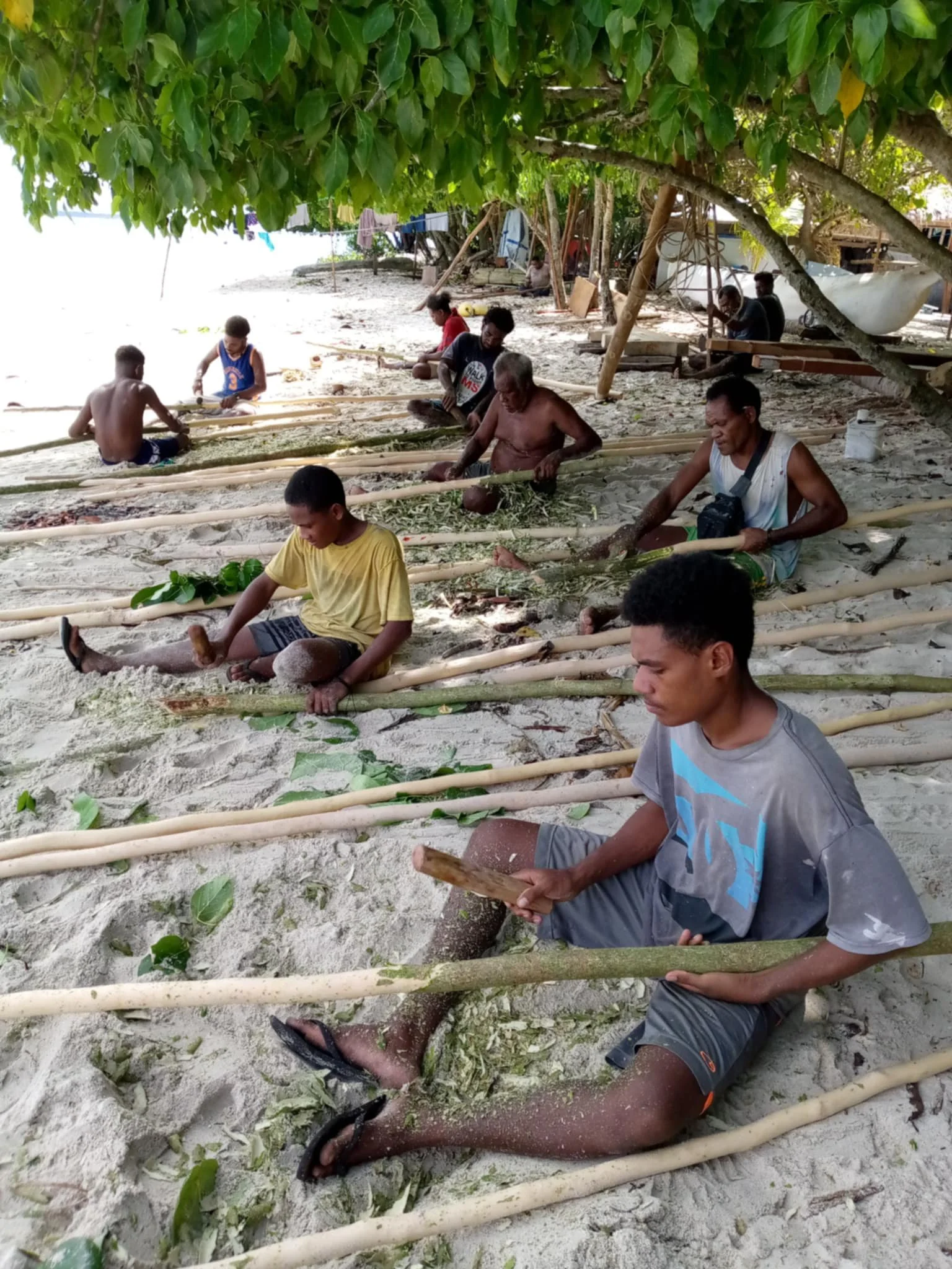 Vaka_Children_working_on_the_sticks_for_Kokouwi.jpg