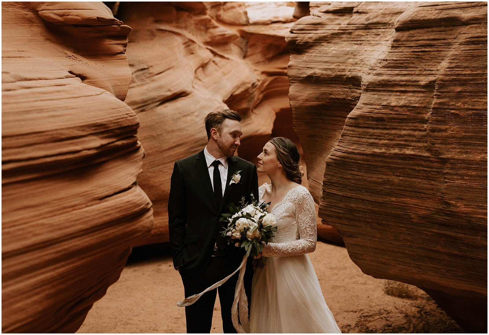 bride and groom eloping in horseshoe bend