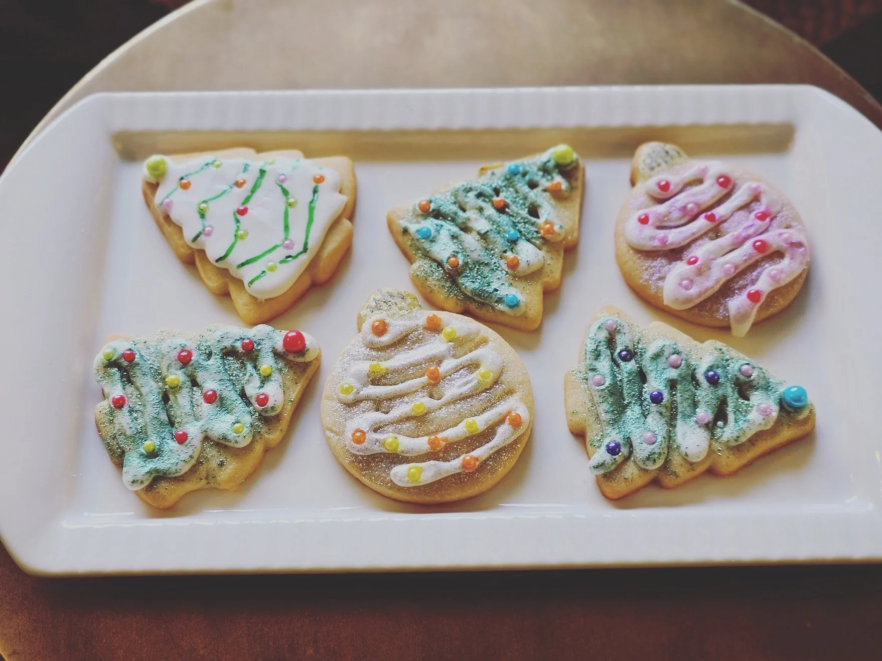 Update on cookies decoration&hellip; figuring out how to use piping tools and loving this edible glitter (SkyVue Edible Glitter)!

Post: https://www.delecticious.com/blog-posts/2025/12/7/christmas-sugar-cookies-decorating

#christmascookies #christma