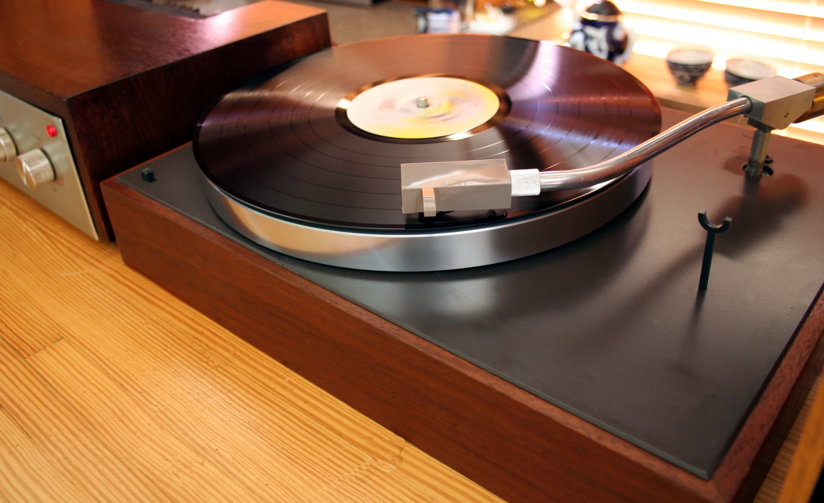 AR-XA Classic AR-XA with original tone-arm and Ortofon OM5 cartridge. Refinished walnut base, flat dark grey top plate, original T-bar, original AR motor. Upgraded grounded power cable and upgraded AR RCA cables. Sold.